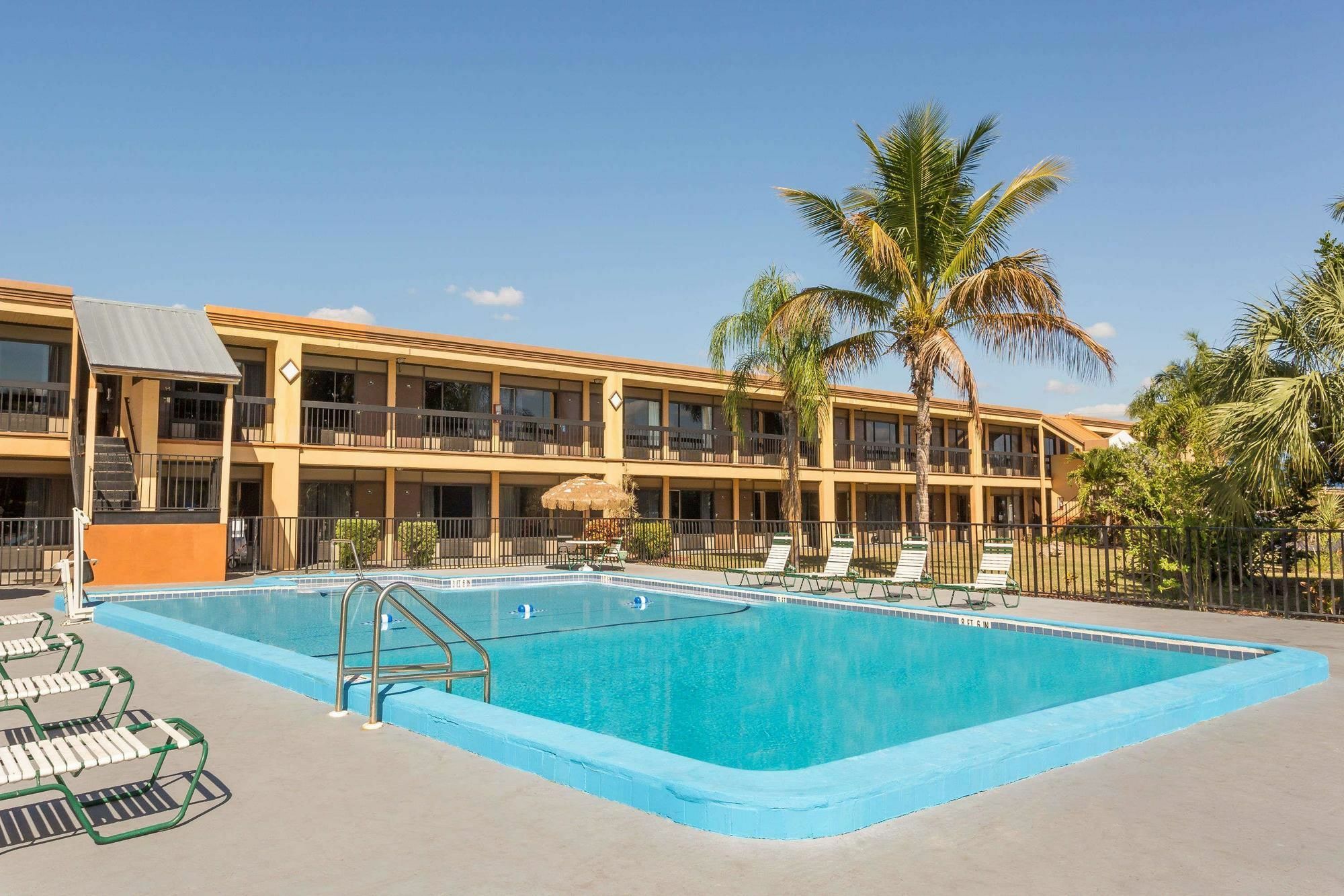 Travelodge By Wyndham Fort Myers North North Fort Myers Buitenkant foto